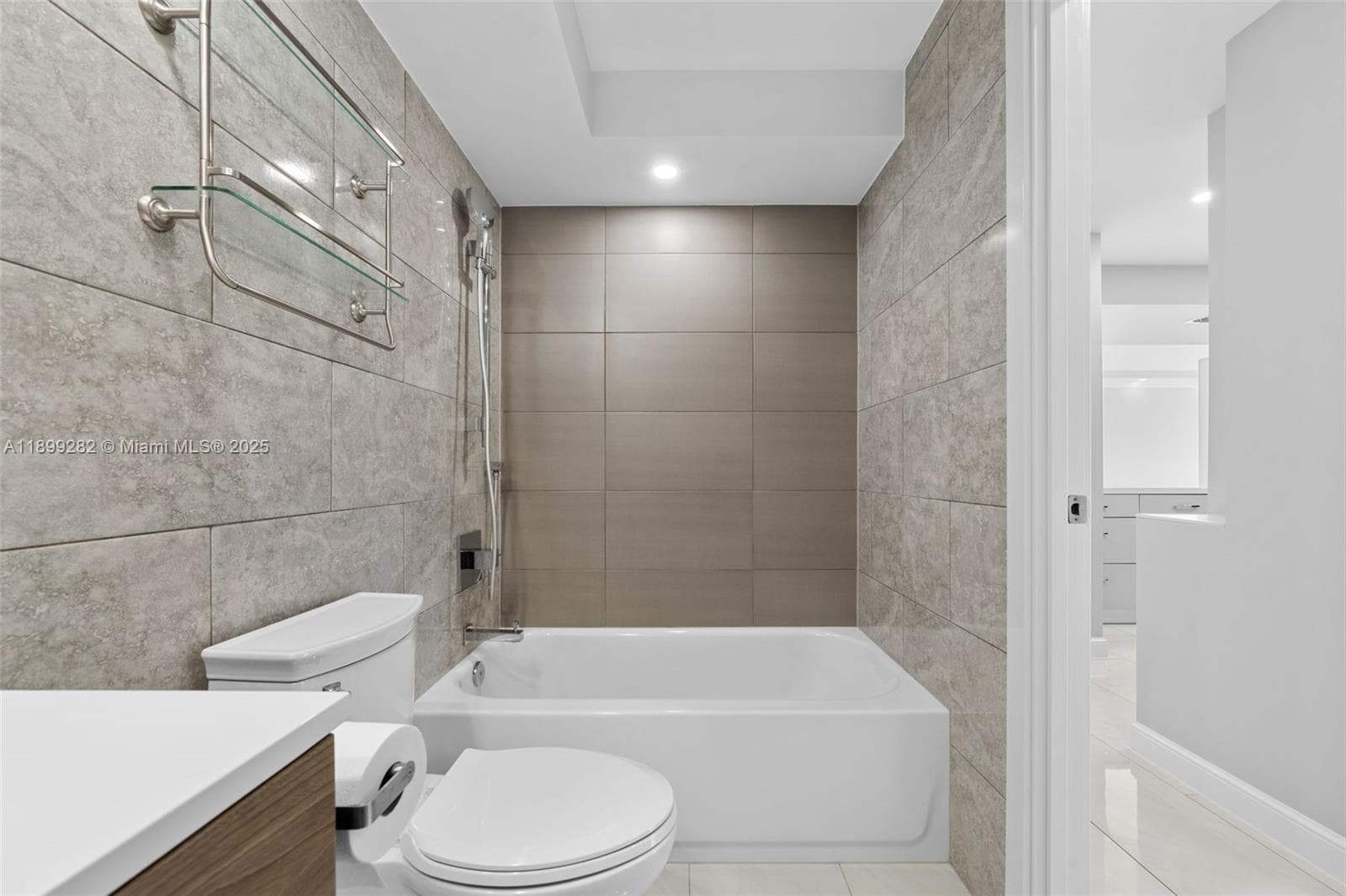 Desoto · #411 in Hallandale Beach - Photo 20