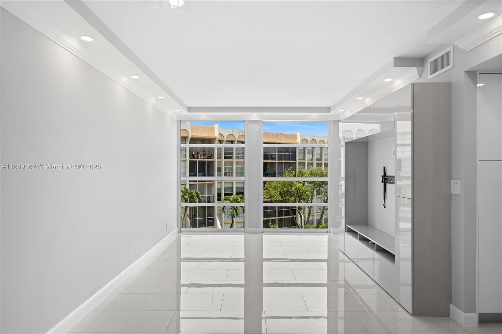 Desoto · #411 in Hallandale Beach - Photo 4