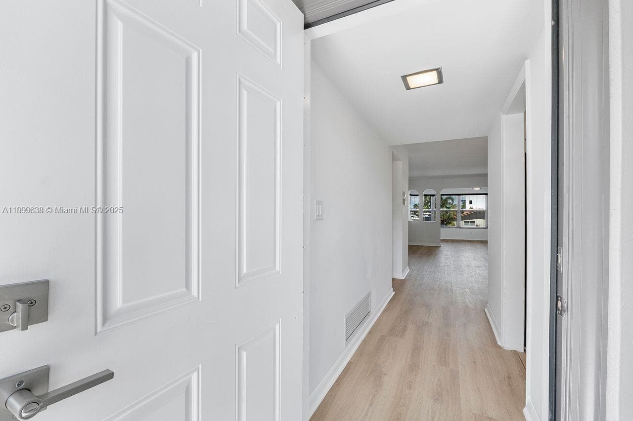 Enter to the views of luxury yachts and homes Apt 202C