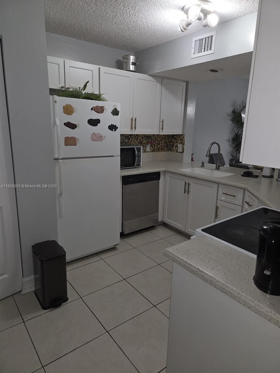 LAKE EMERALD · #109 in Oakland Park - Photo 5