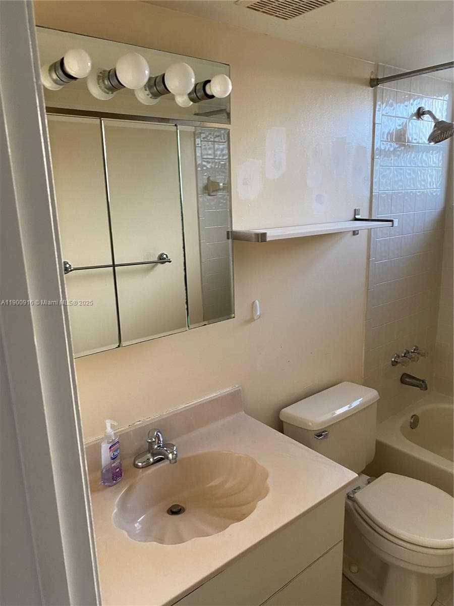 Golden isles Lakes Condo · #3D in Hallandale Beach - Photo 8