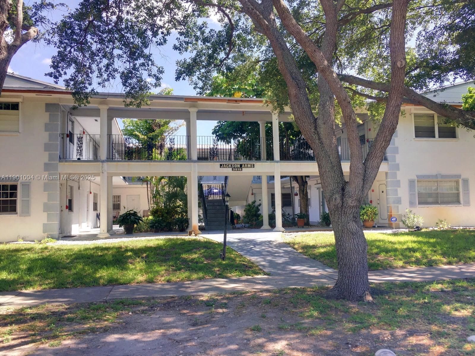 JACKSON ARMS APT CONDO · #104 in Hollywood - Photo 1