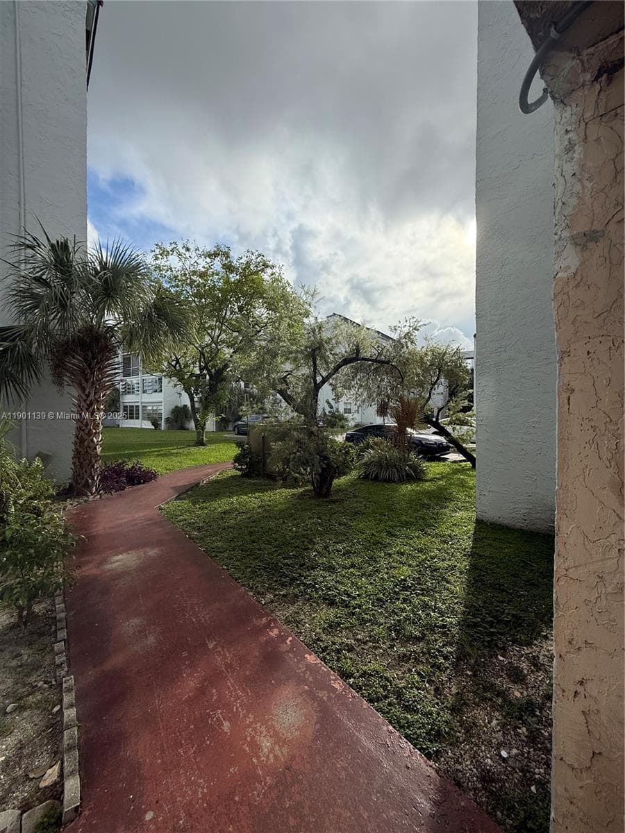 SOMERSET AT LAUDERDALE LA · #202L in Lauderdale Lakes - Photo 3