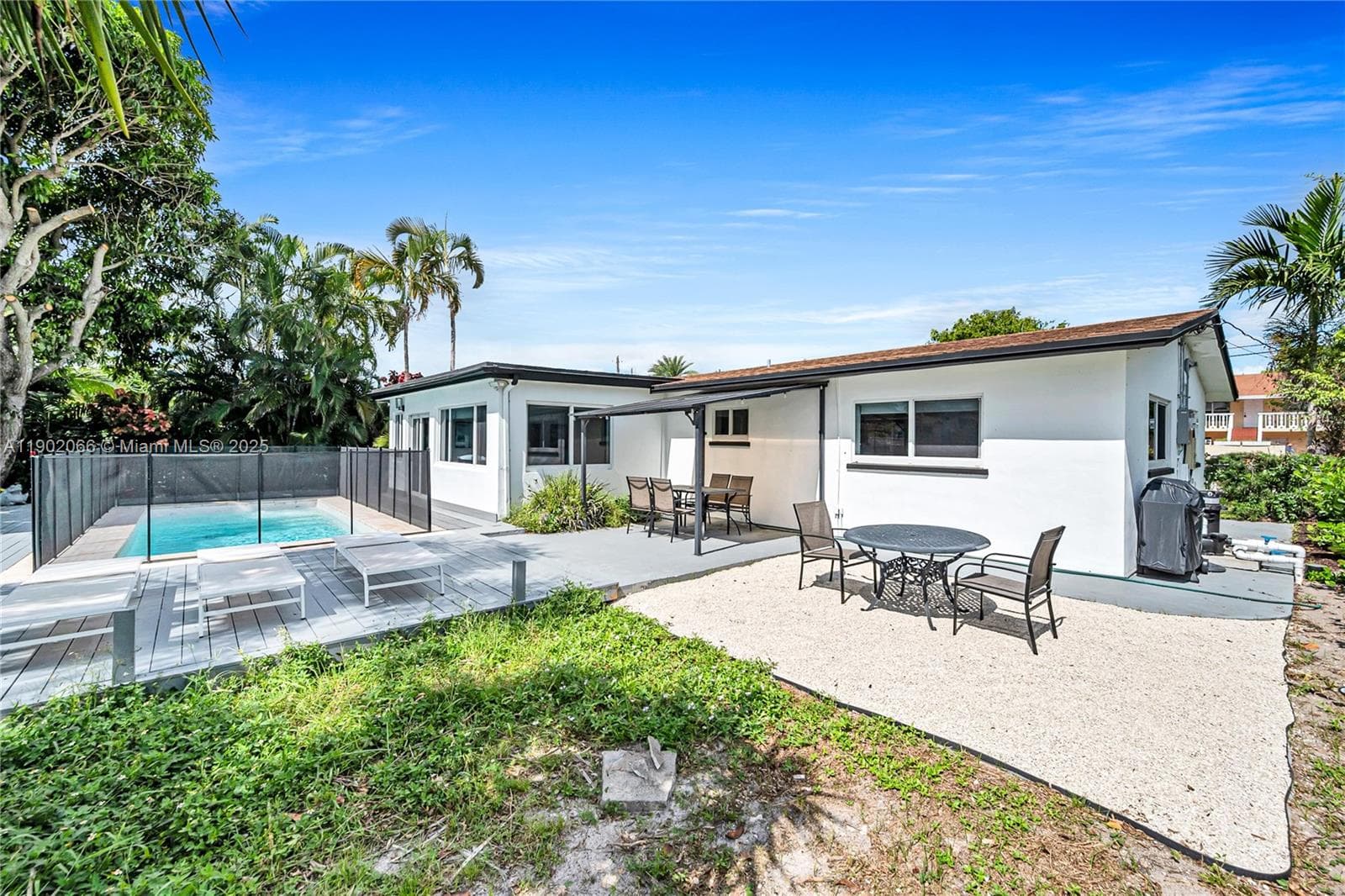 1040 NW 30th Ct photo 13
