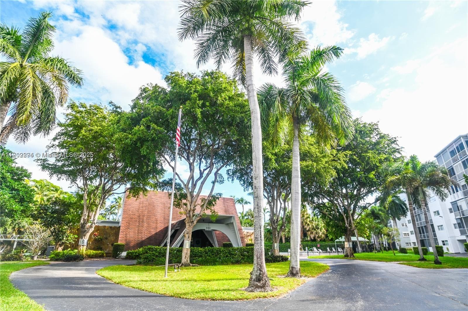 FAIRWAYS ROYALE CONDO · #204 in Hallandale Beach - Photo 6