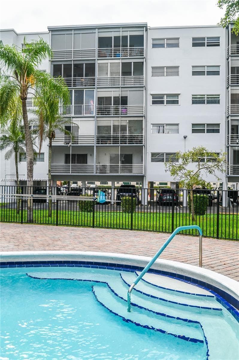 FAIRWAYS ROYALE CONDO · #204 in Hallandale Beach - Photo 9