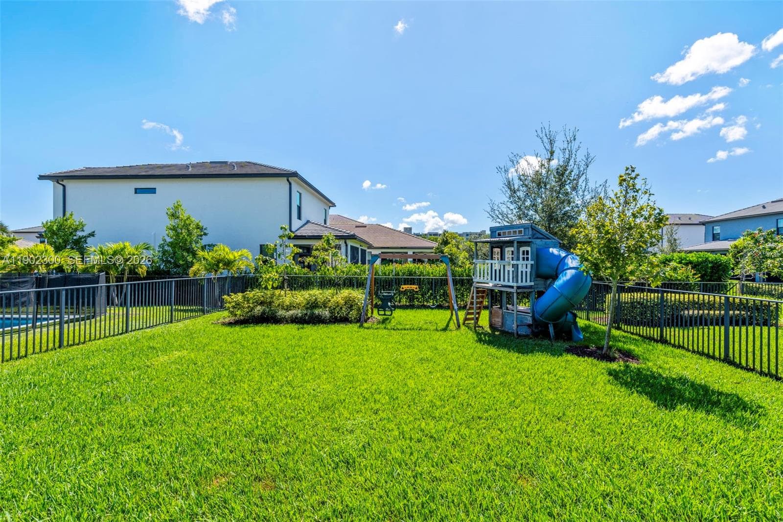 2434 Primrose Pl photo 35