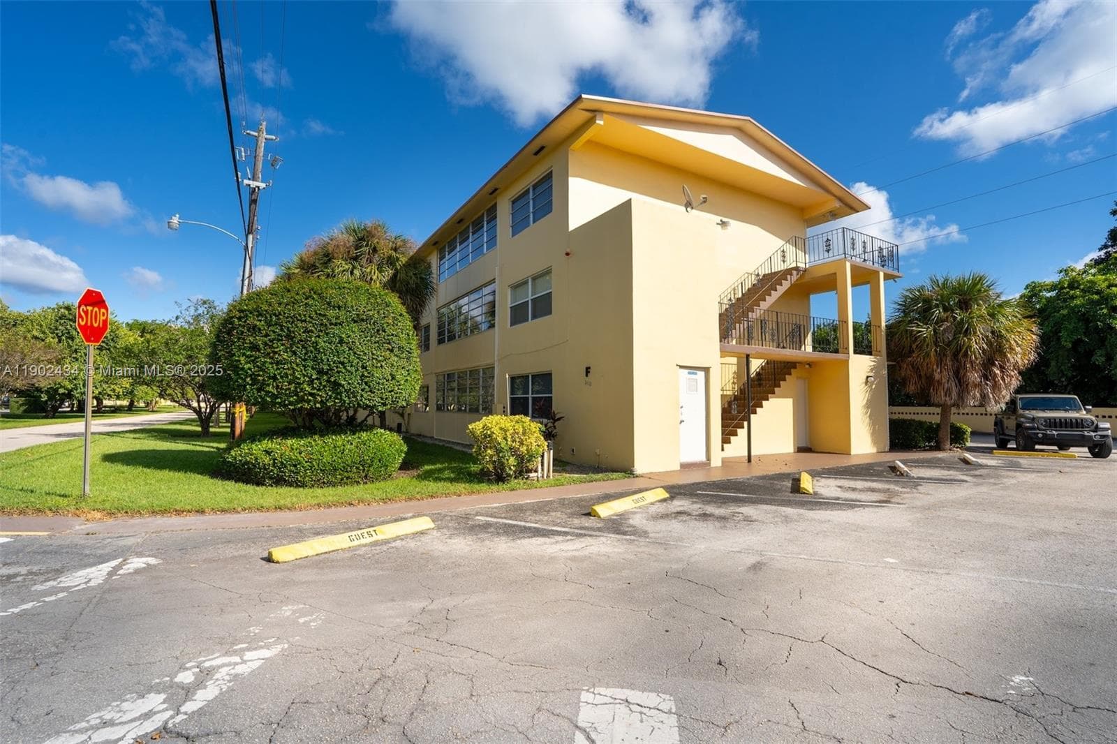 BISC LAKE GARDENS NO 2 BL · #F110 in Aventura - Photo 33