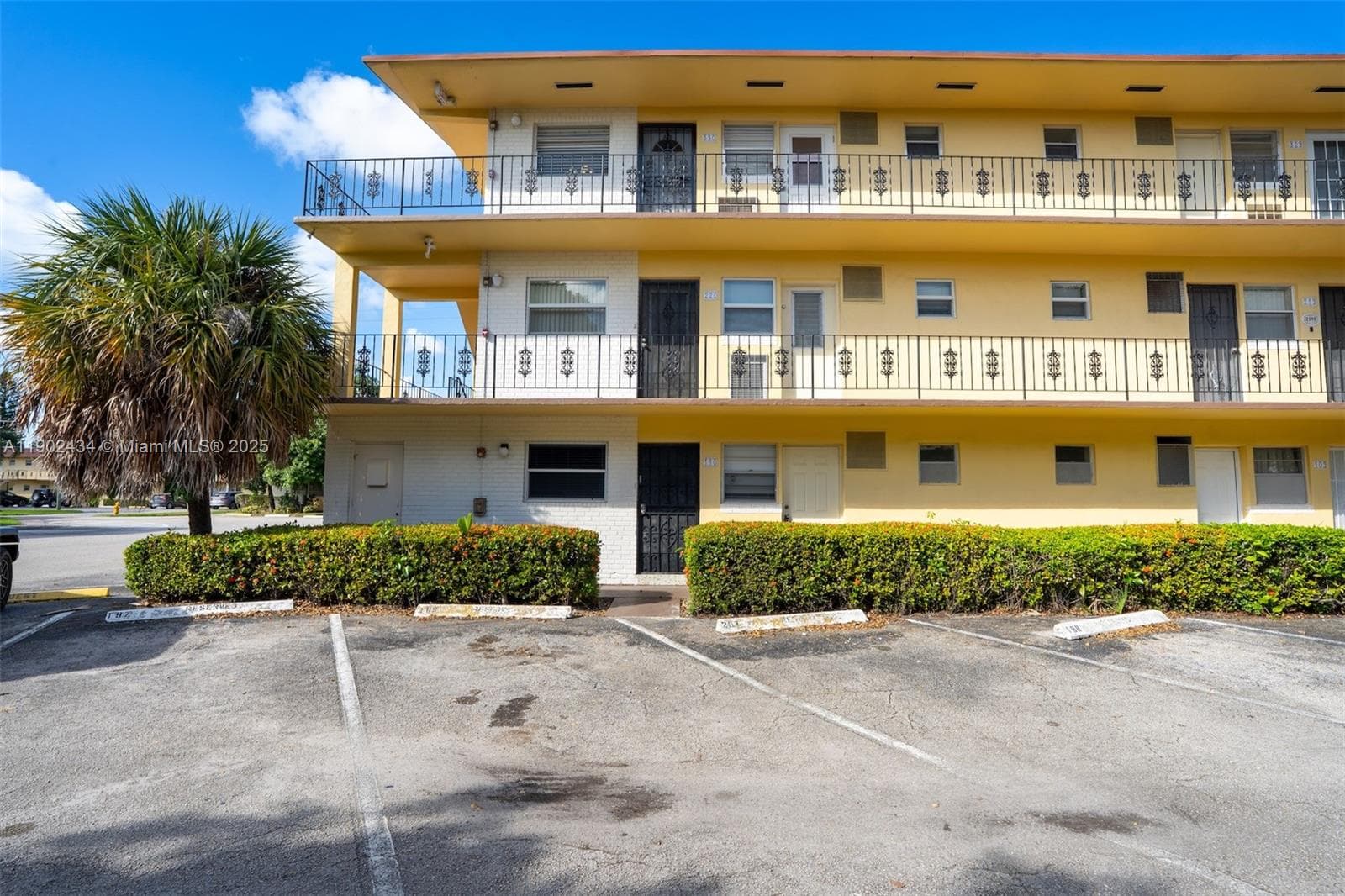 BISC LAKE GARDENS NO 2 BL · #F110 in Aventura - Photo 35