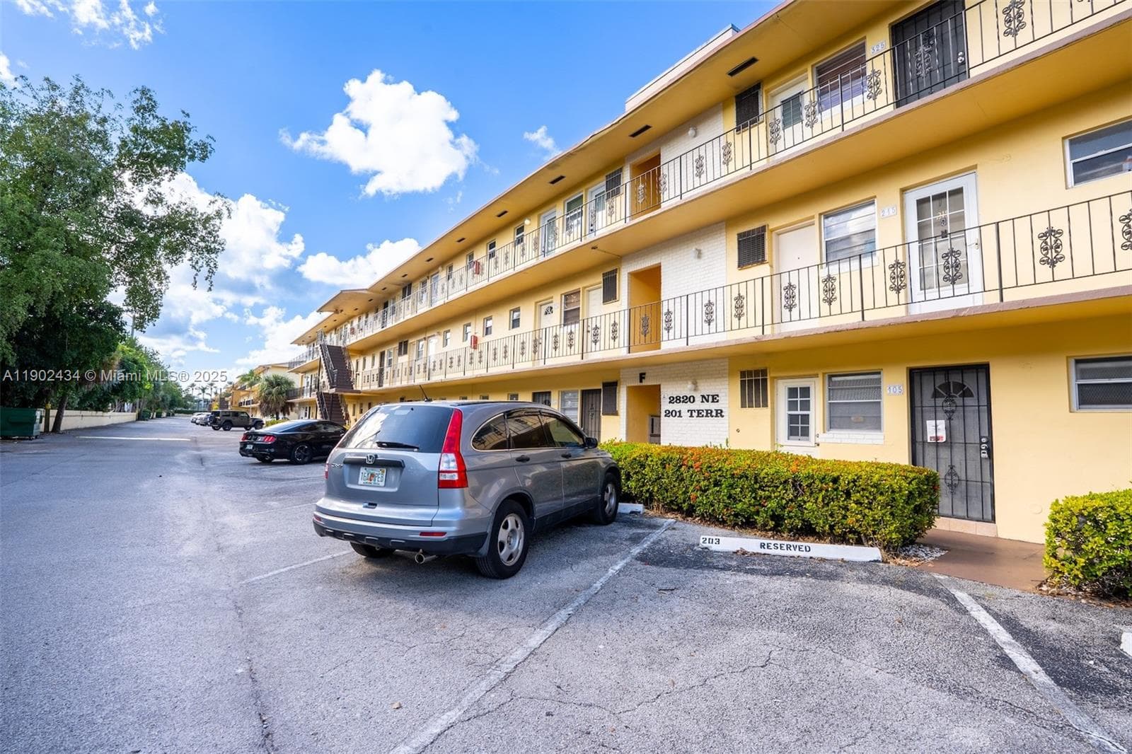 BISC LAKE GARDENS NO 2 BL · #F110 in Aventura - Photo 31