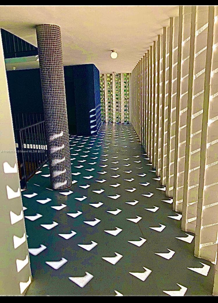 70s build but  stunning architecture is MIMO mid century architecture!!