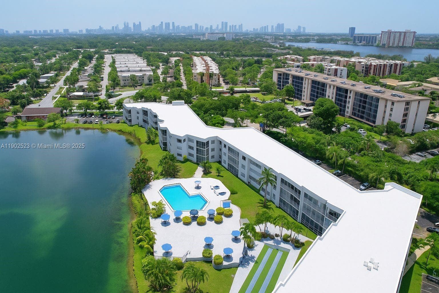 AZURE LAKE CONDO · #122 in Miami - Photo 6