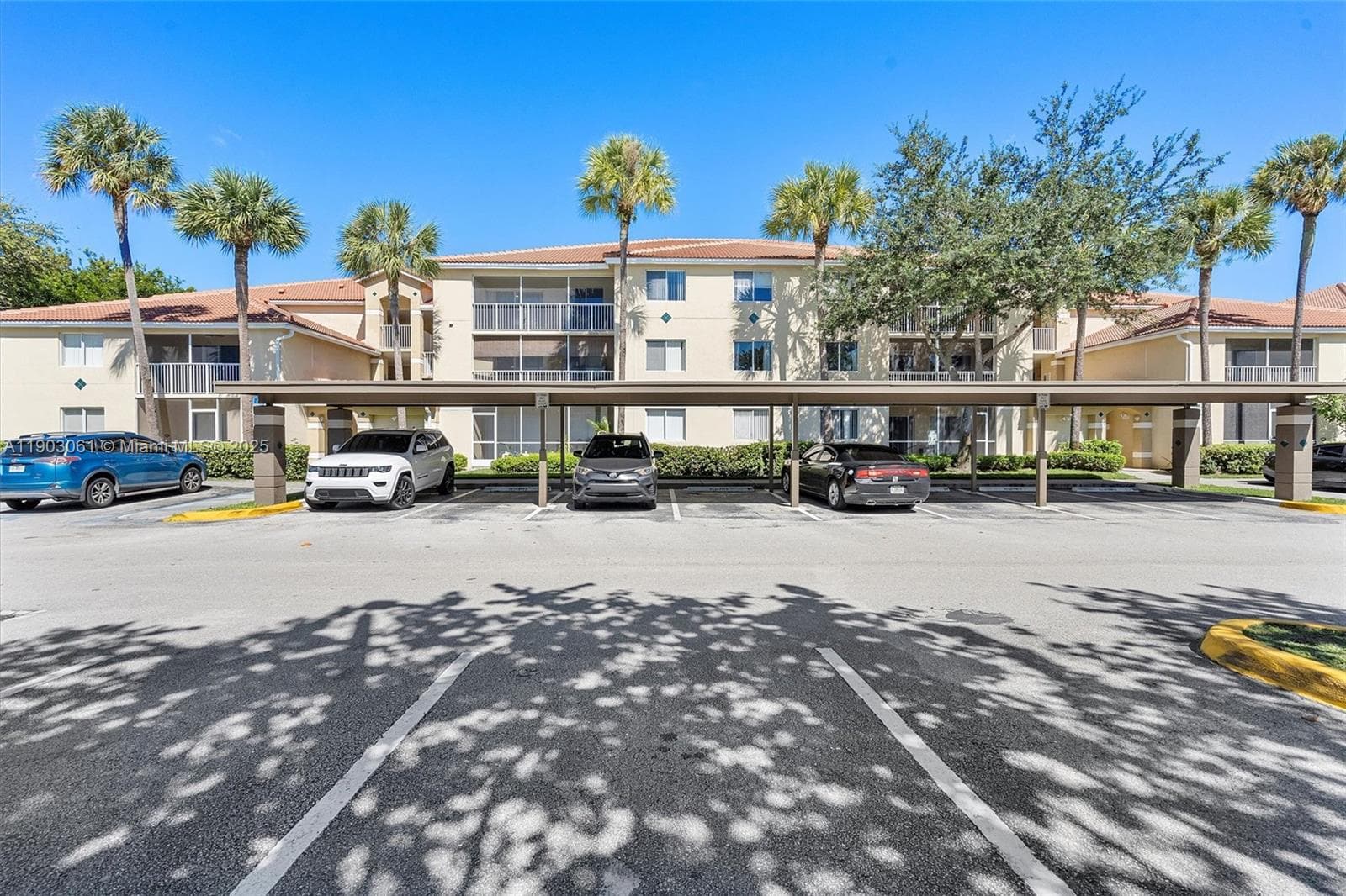 PINEHURST CLUB CONDO · #5-105 in Hollywood - Photo 1