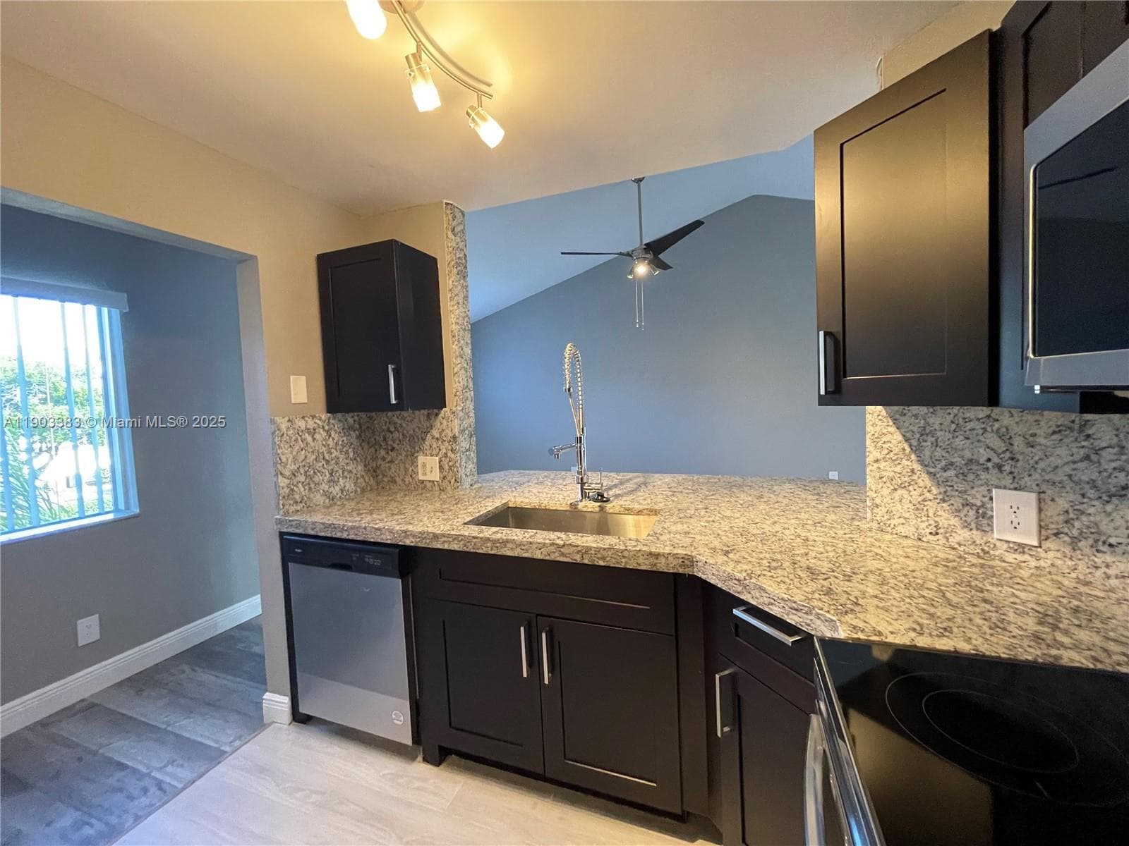 SUMMER LAKE · #203 in Oakland Park - Photo 2