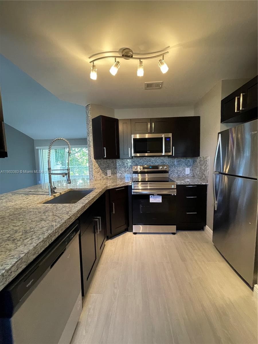 SUMMER LAKE · #203 in Oakland Park - Photo 1