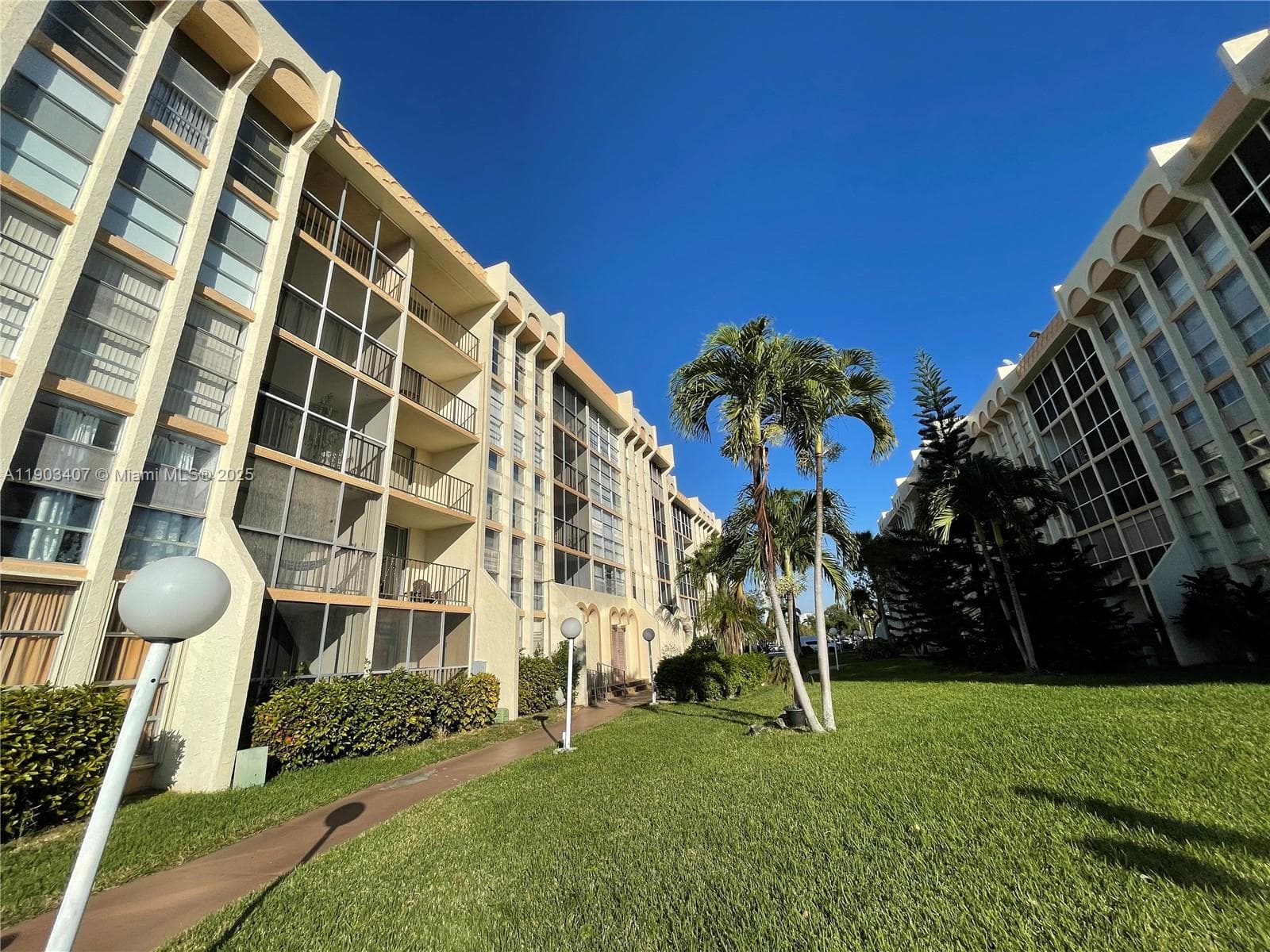 DESOTO PARK CONDO · #511 in Hallandale Beach - Photo 32