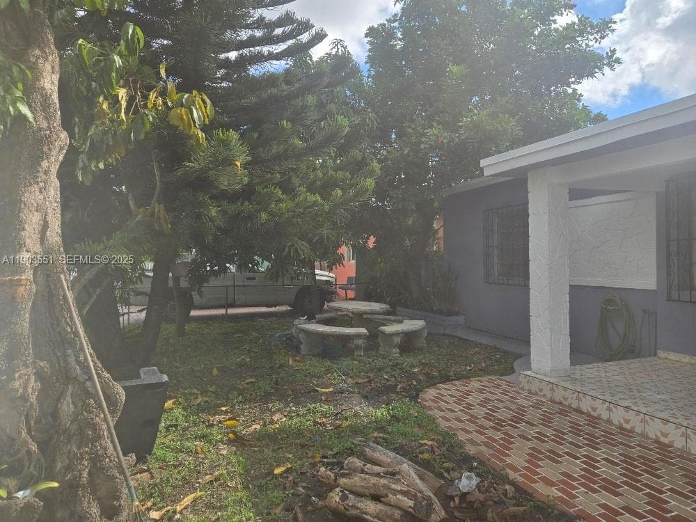 1370 NW 116 TER photo 2