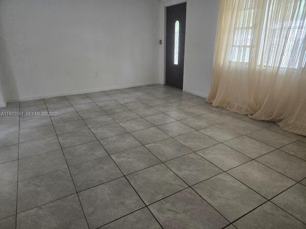 1370 NW 116 TER photo 6