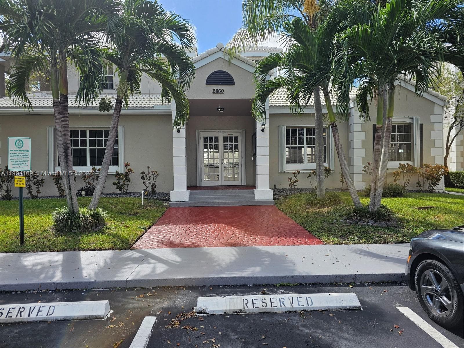 LAKEVIEW CLUB CONDO · #102 in Oakland Park - Photo 1