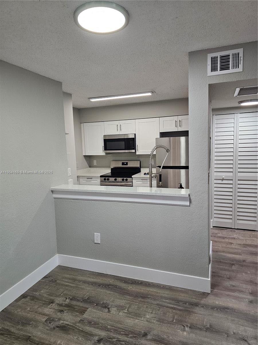LAKEVIEW CLUB CONDO · #102 in Oakland Park - Photo 11