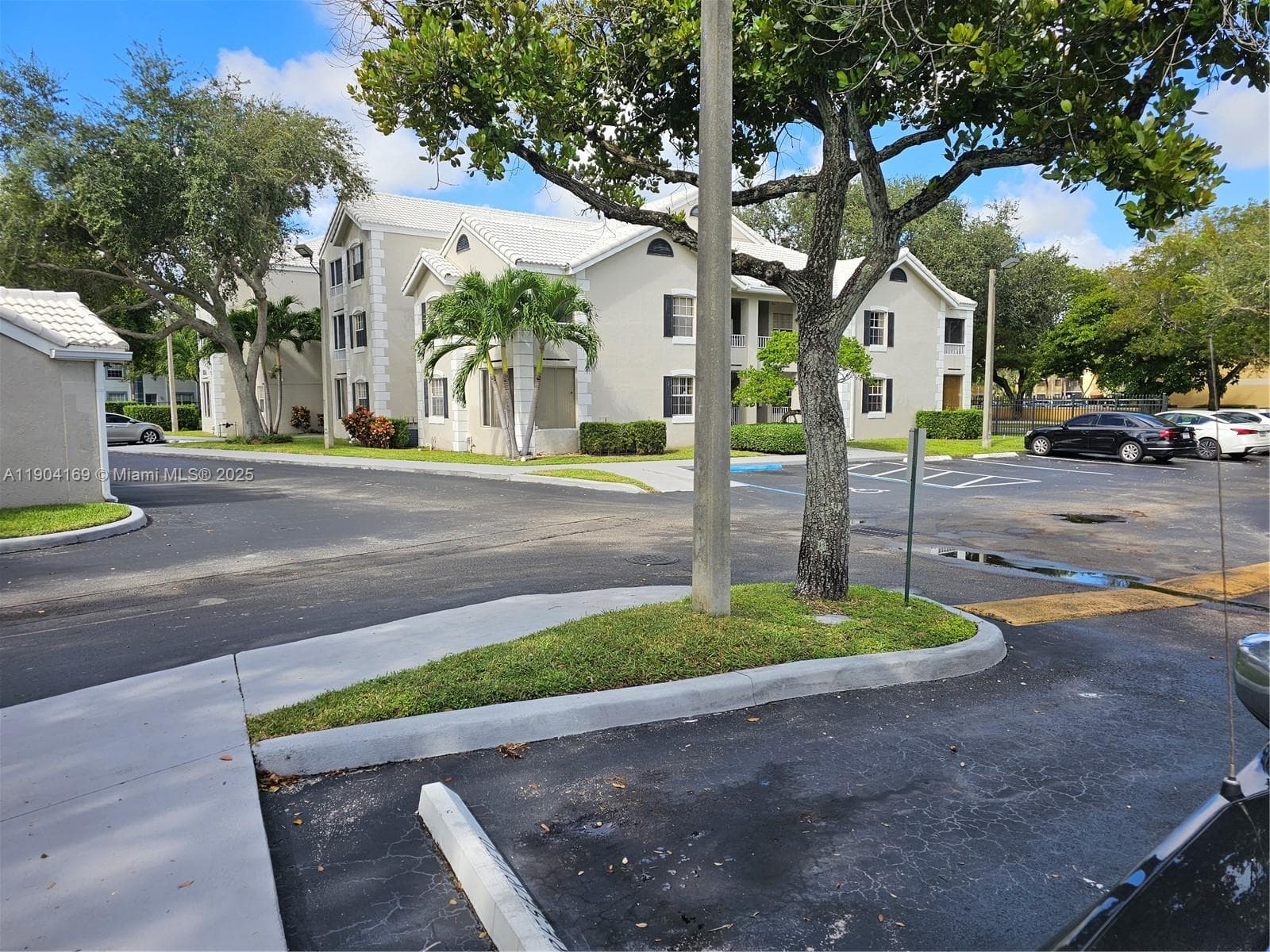 LAKEVIEW CLUB CONDO · #102 in Oakland Park - Photo 4