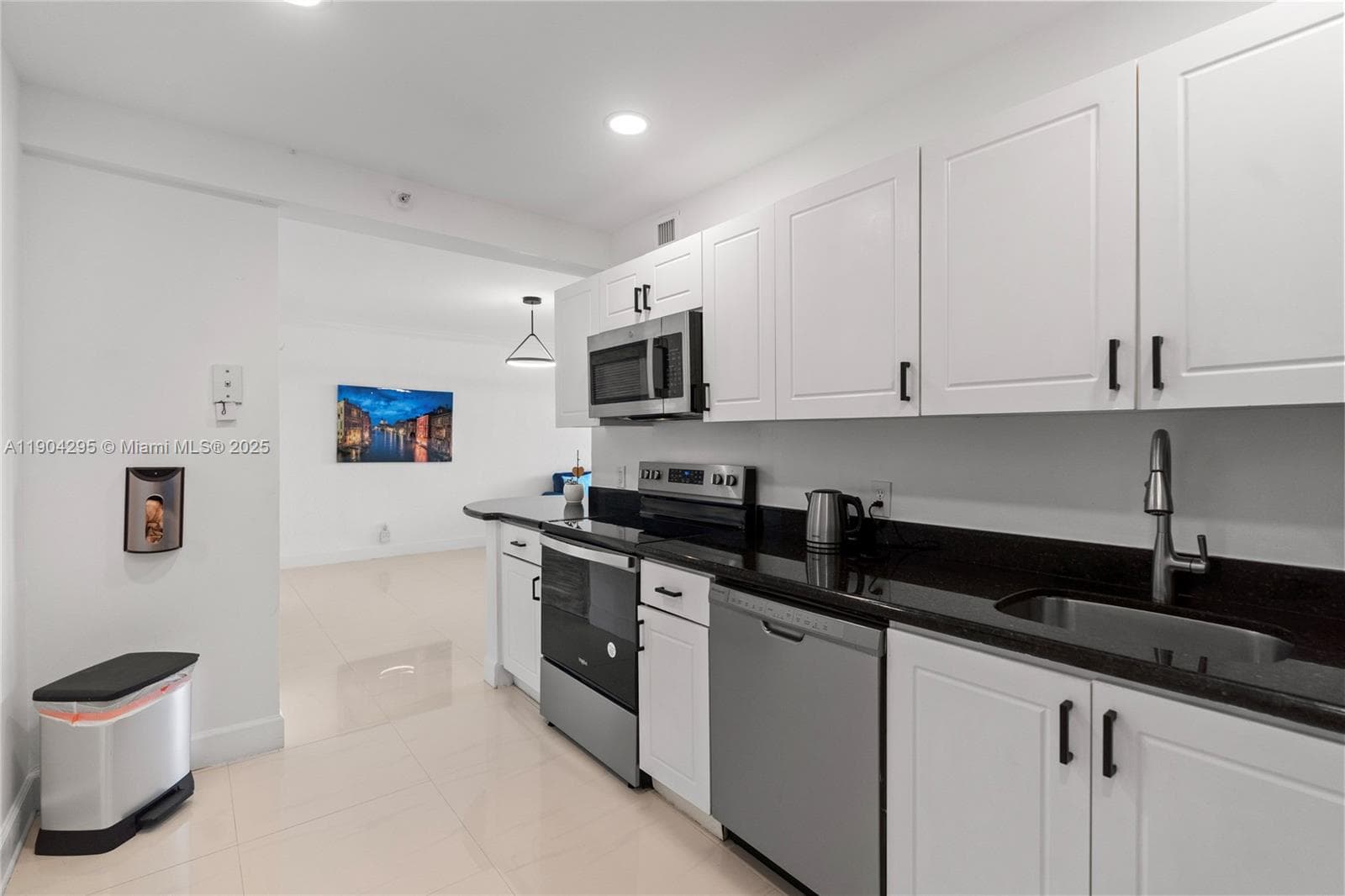 401 BLU OF NORTH BEACH CO · #1204 in Miami Beach - Photo 4