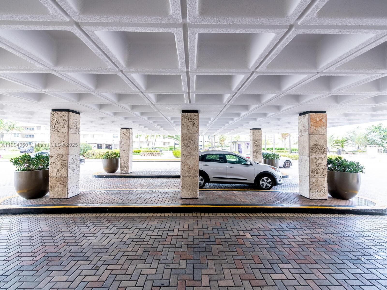 HEMISPHERES CONDO · #2M in Hallandale Beach - Photo 32