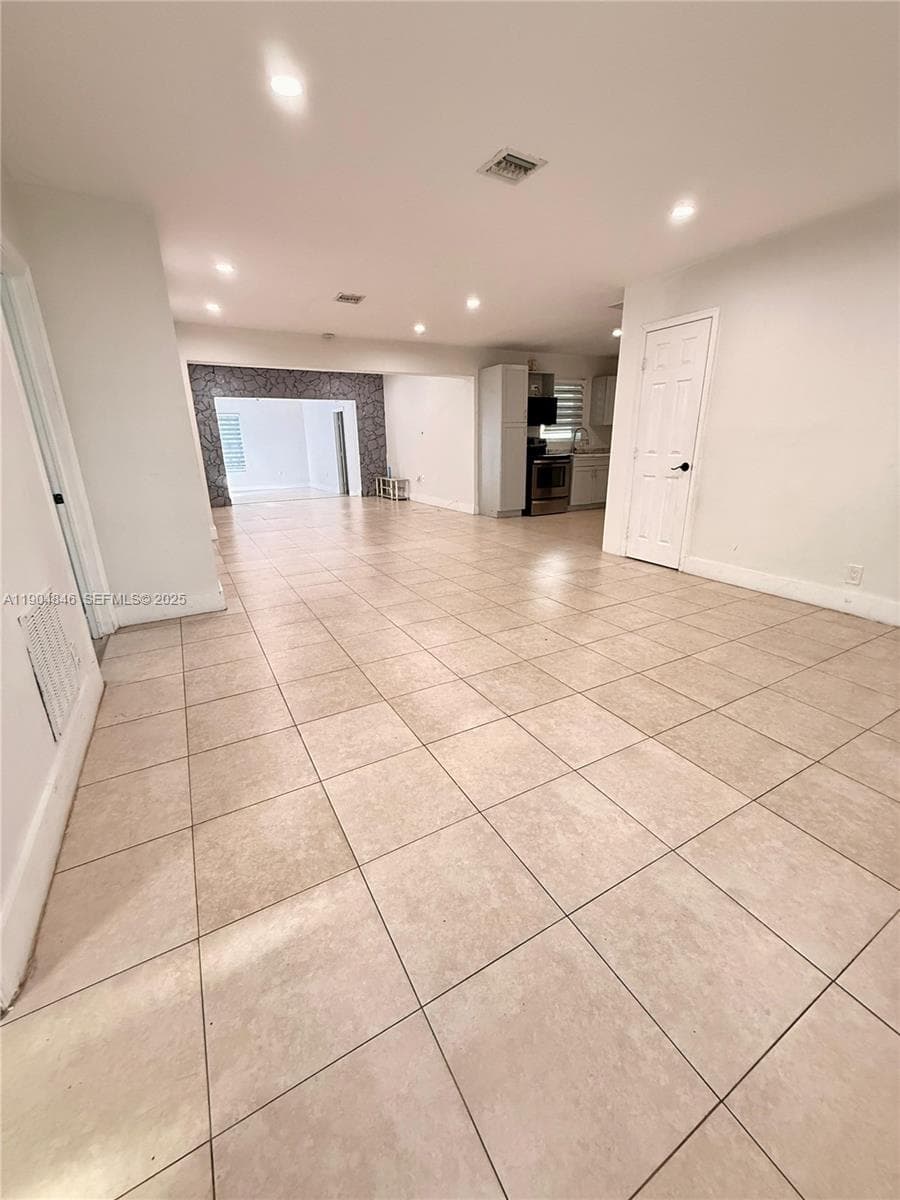 1530 N 56th Ave photo 2