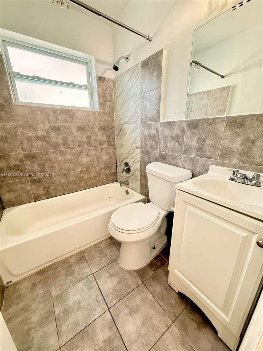 1530 N 56th Ave photo 12