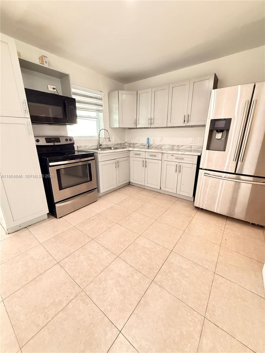 1530 N 56th Ave photo 5