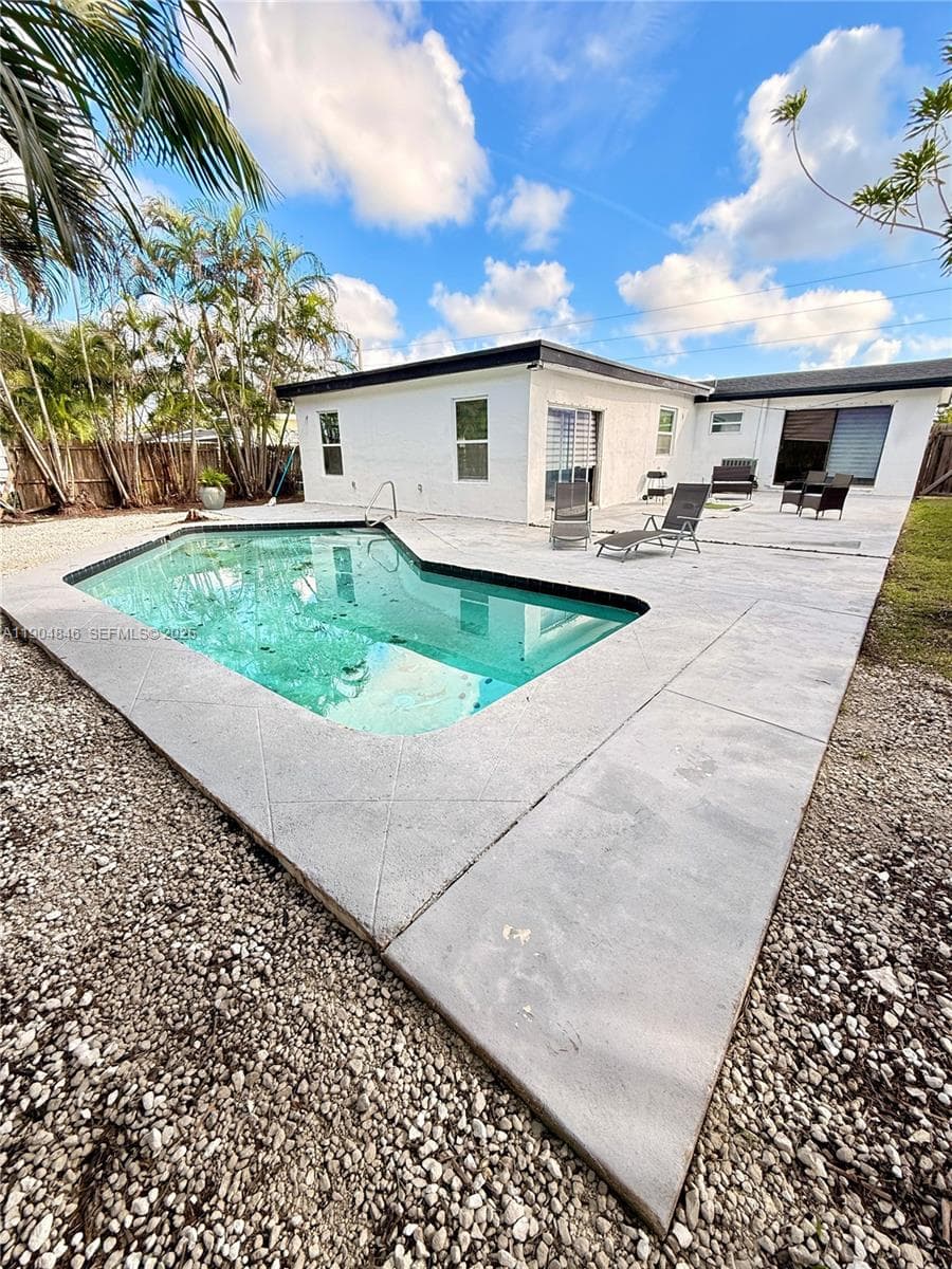 1530 N 56th Ave photo 14
