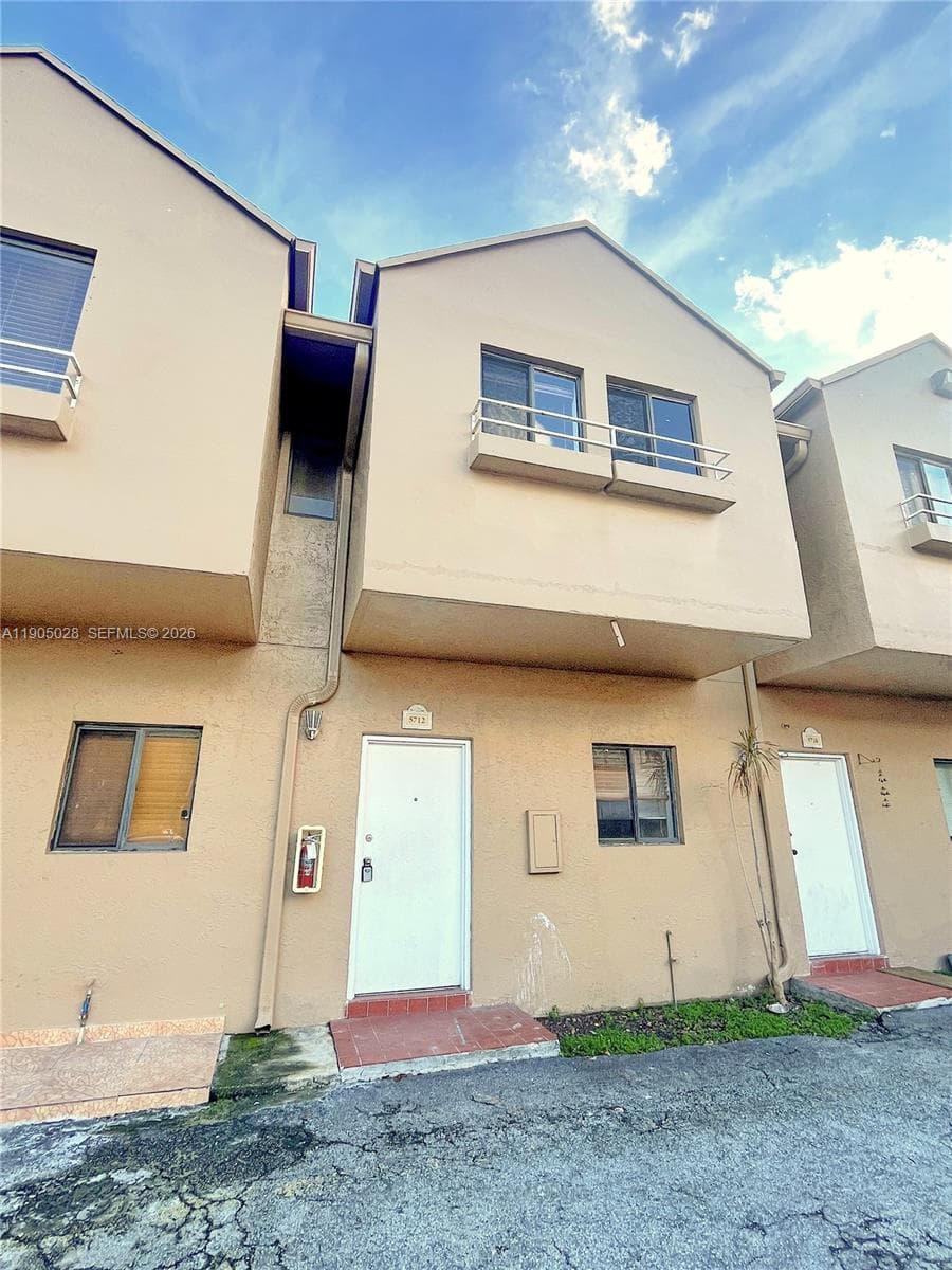 VILLAS DE MARBELLA CONDO · #5712 in Hialeah - Photo 3