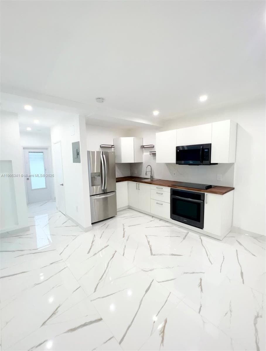 BLUE SKY CONDO · #10 in Miami Beach - Photo 4
