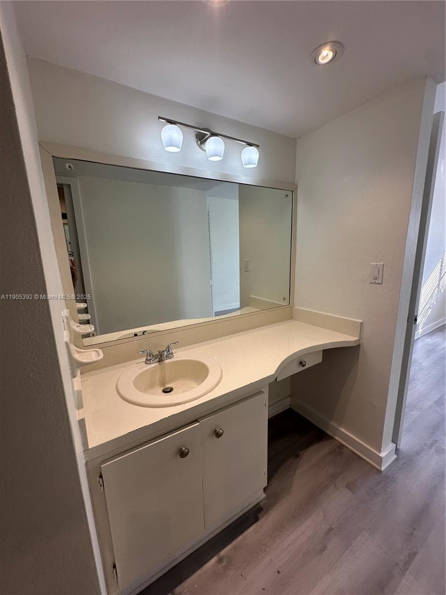 2nd sink in hallway to bedroom