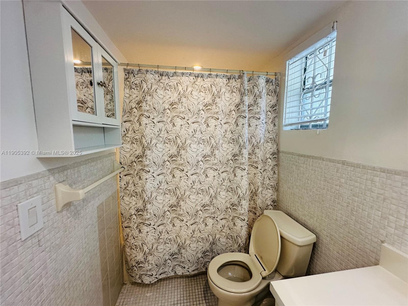 Bathroom with doble entrance