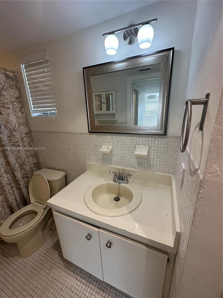 Bathroom with doble entrance