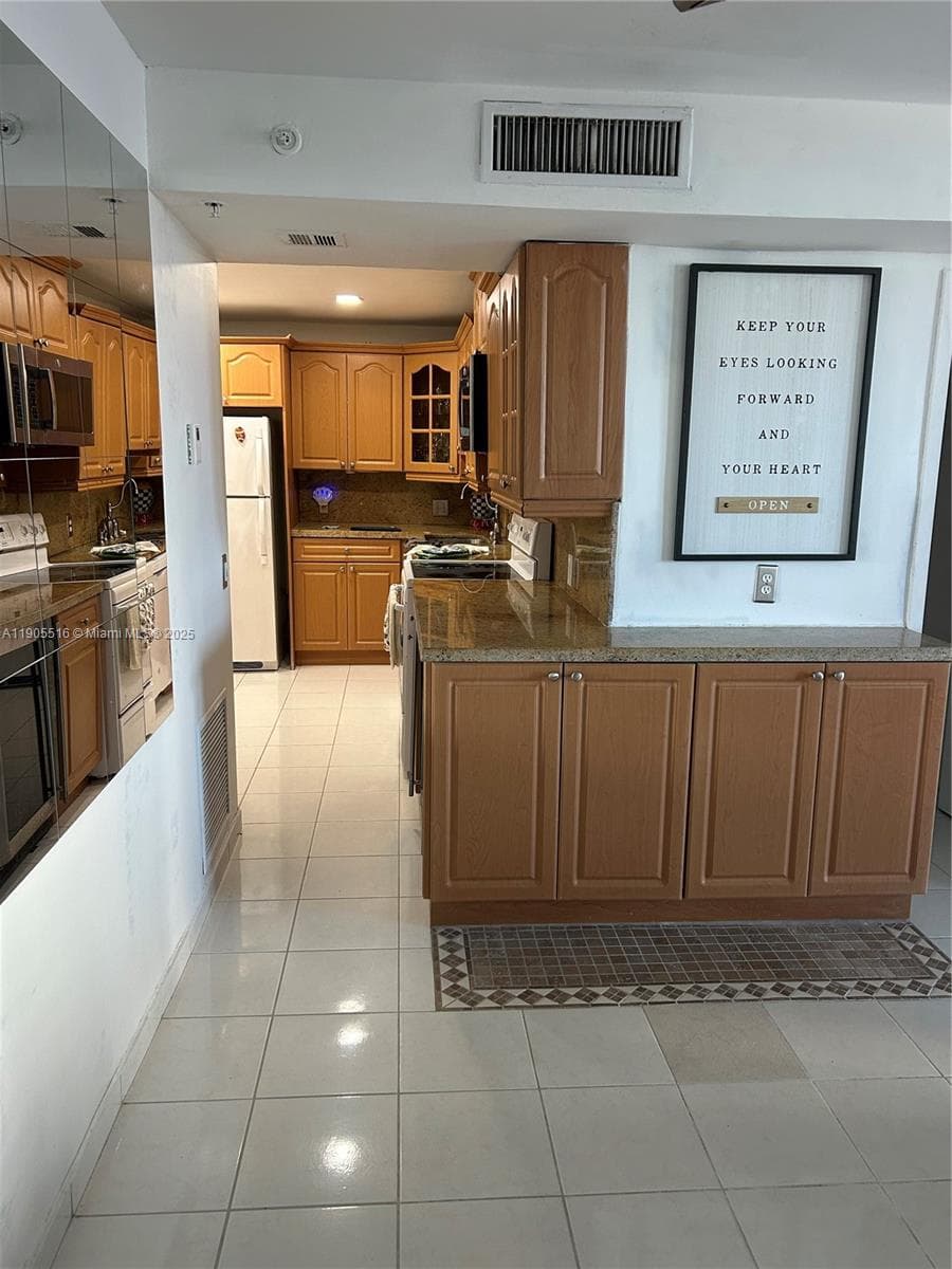 PORT ROYALE CONDO · #607 in Miami Beach - Photo 8