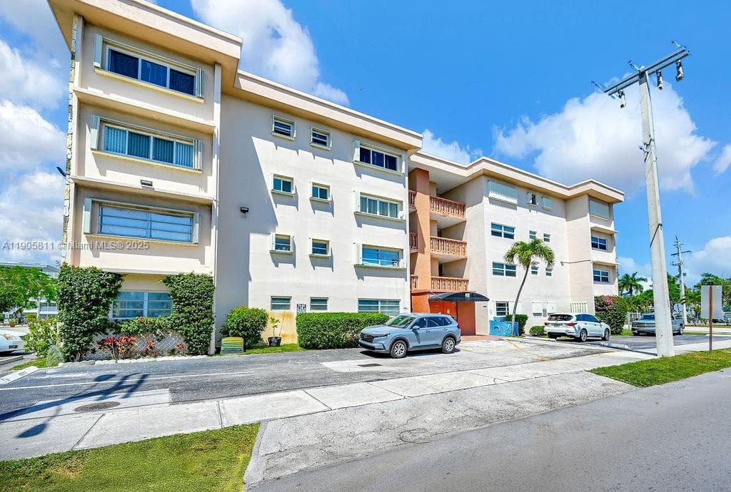 FOURTH GULFSTREAM GARDEN · #223 in Hallandale Beach - Photo 1