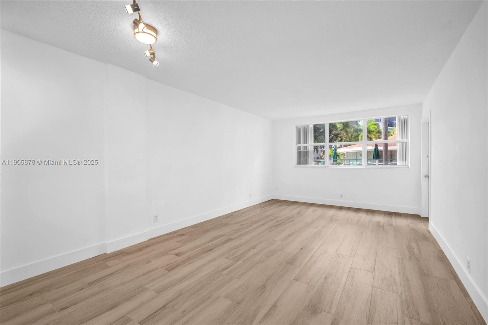 APRIL BREEZE CONDO · #109 in Hallandale Beach - Photo 5