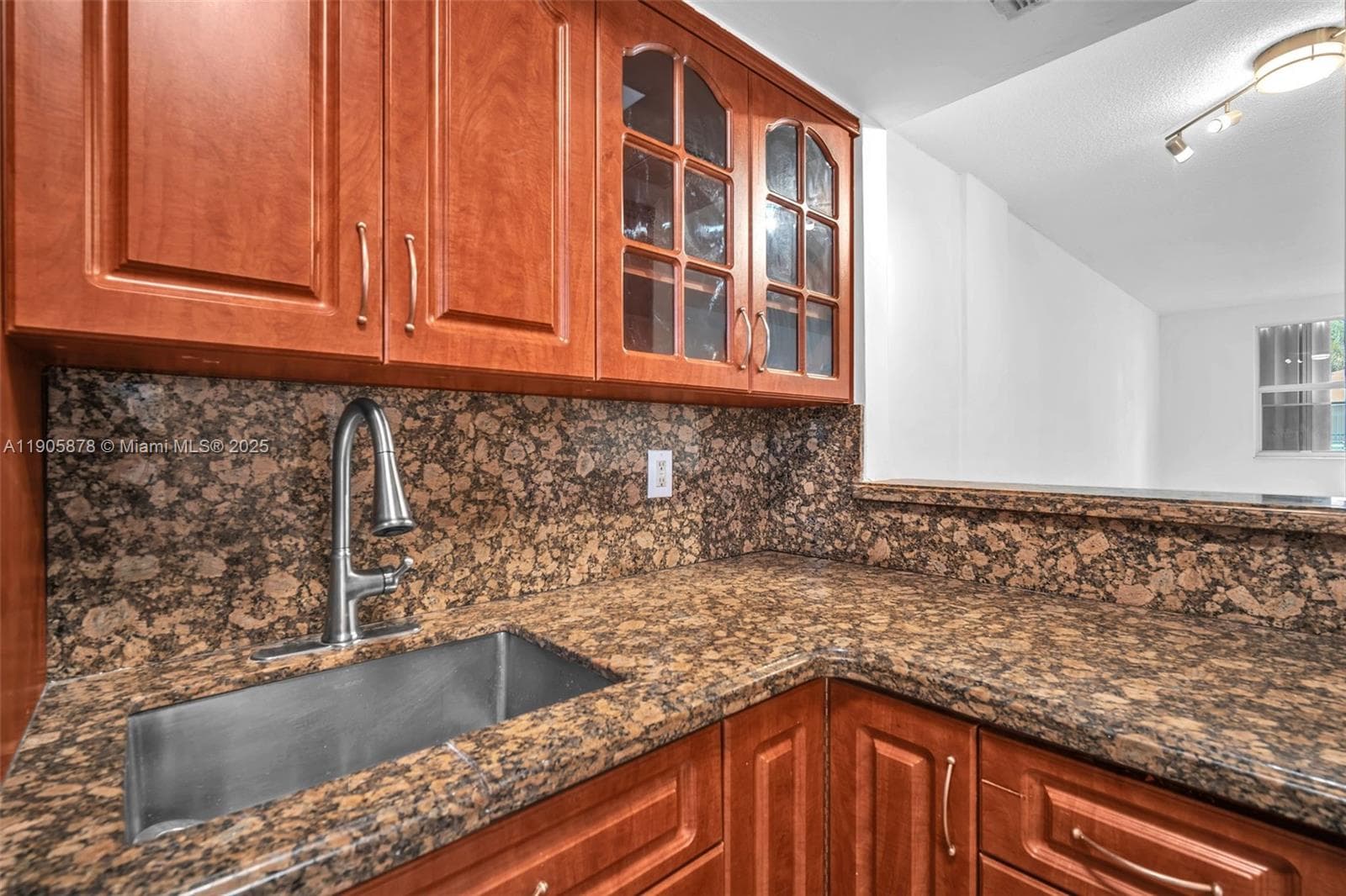 APRIL BREEZE CONDO · #109 in Hallandale Beach - Photo 9