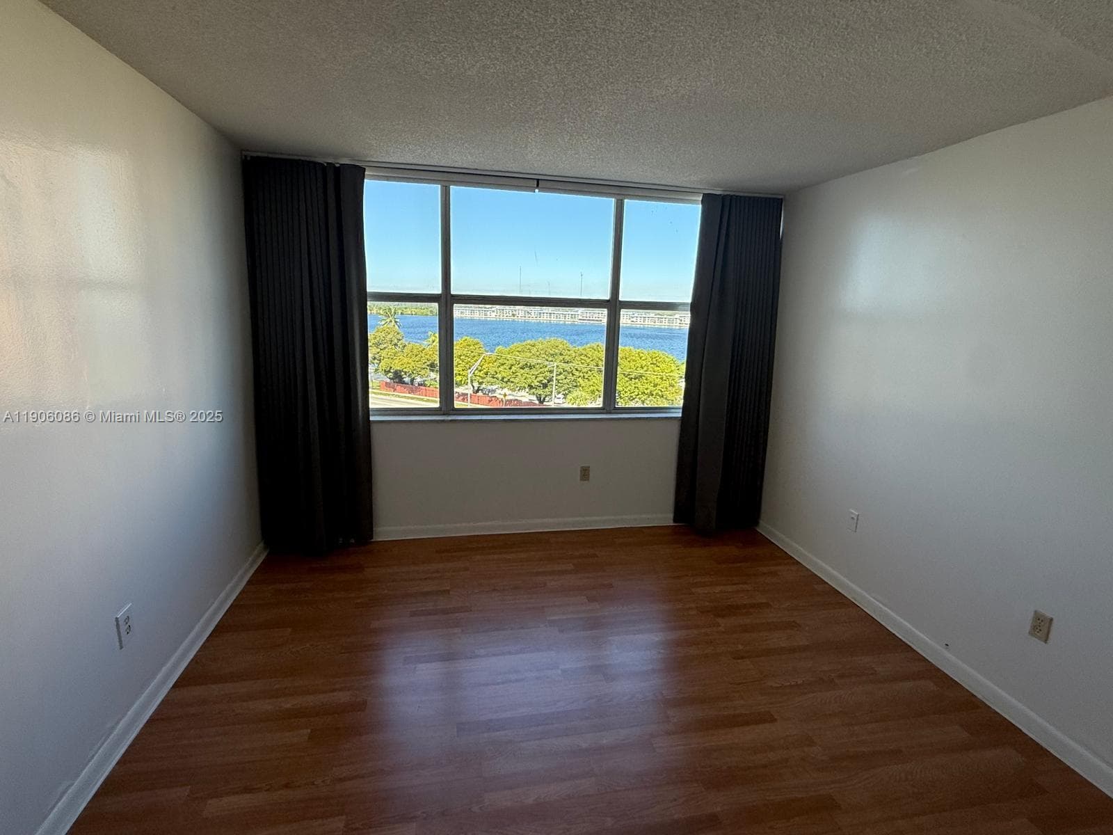 WILSHIRE CONDO · #814W in Miami - Photo 11