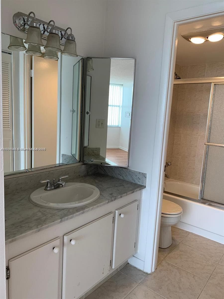 WILSHIRE CONDO · #814W in Miami - Photo 19