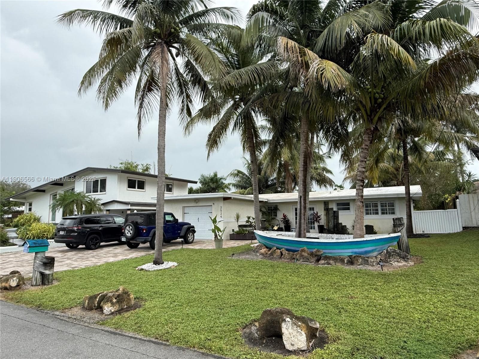 2524 Key Largo Ln photo 2