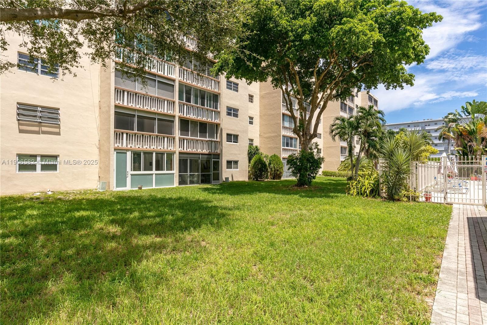 MEADOWBROOK · #107 in Hallandale Beach - Photo 23
