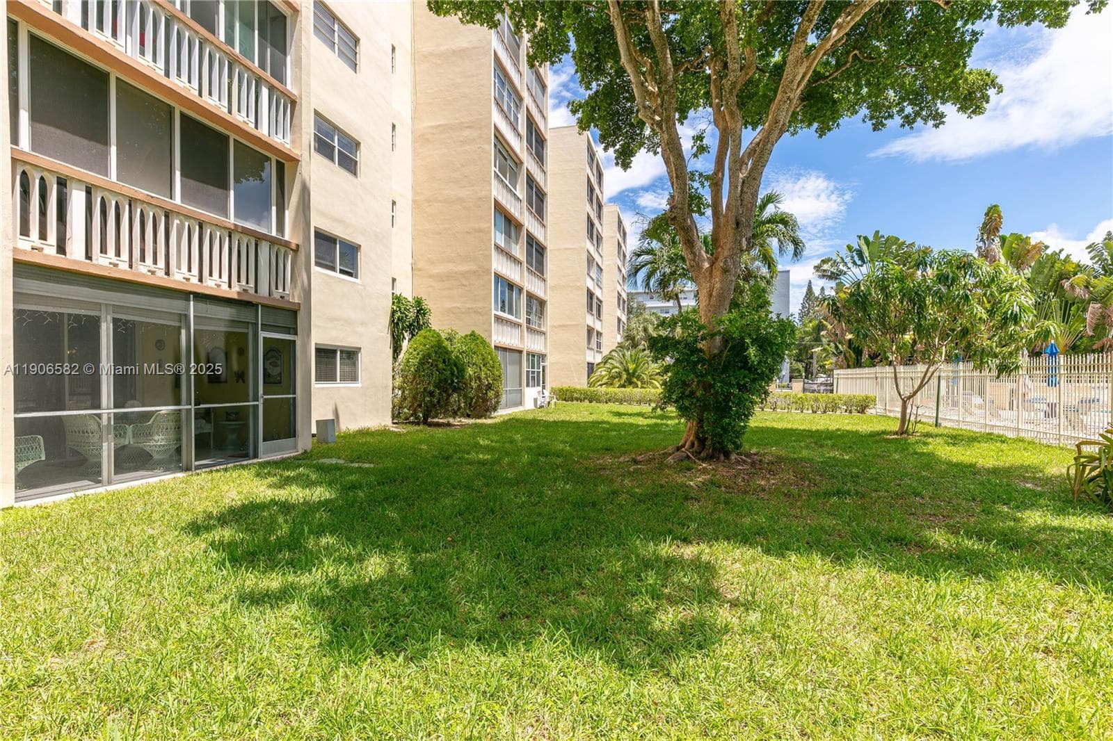 MEADOWBROOK · #107 in Hallandale Beach - Photo 21