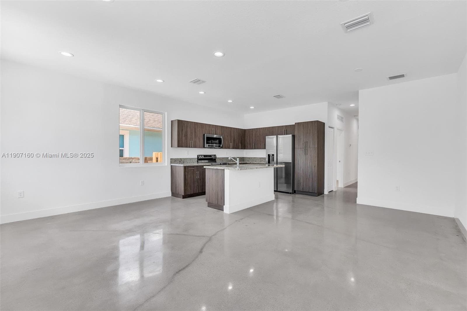 638 NW 15th Ave #0 photo 2