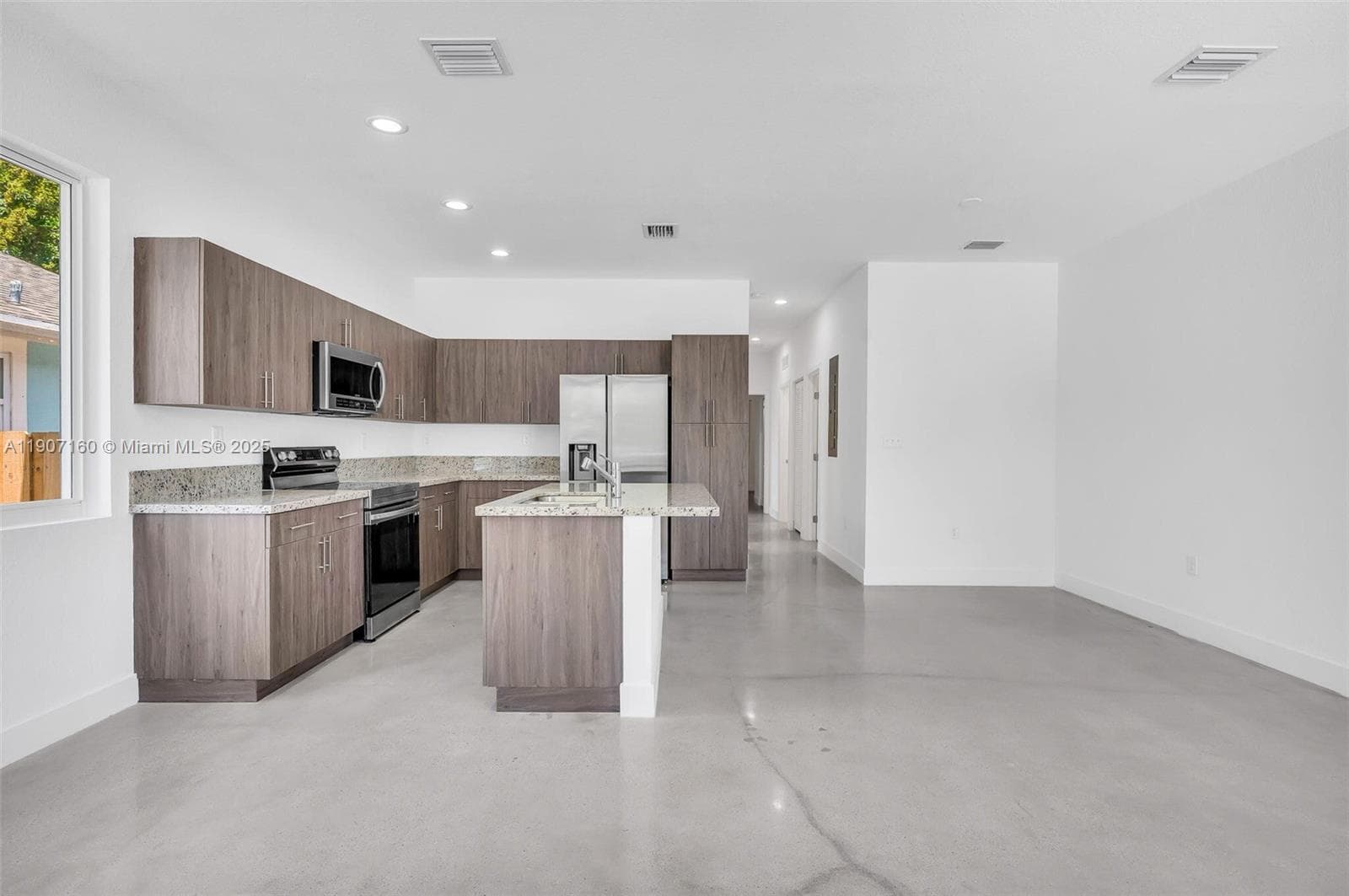638 NW 15th Ave #0 photo 3