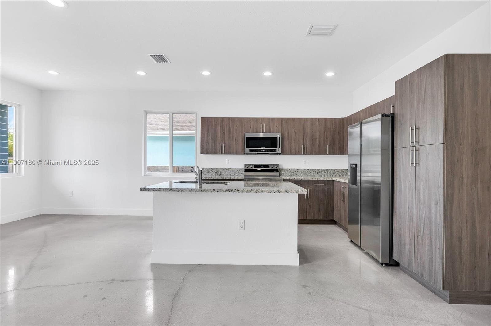 638 NW 15th Ave #0 photo 5