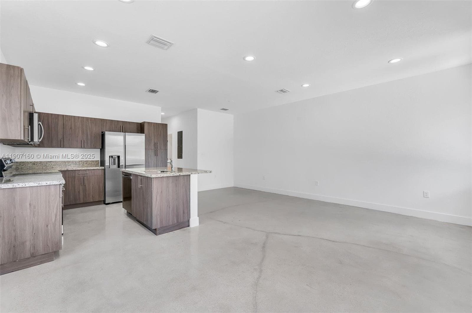 638 NW 15th Ave #0 photo 4