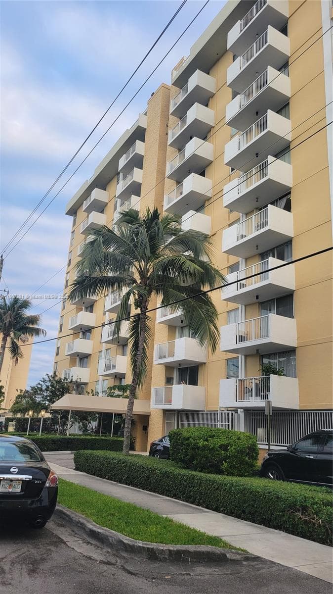KEYSTONE TOWERS CONDO · #409 in North Miami - Photo 2